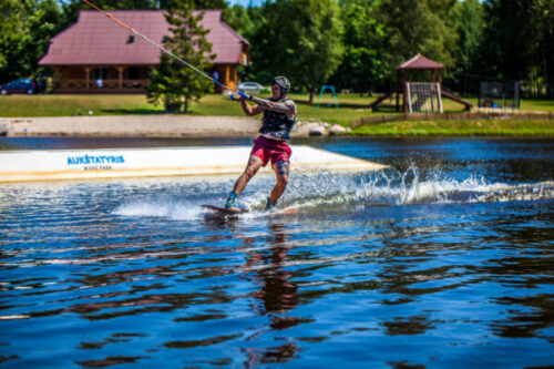 Kairė vandenlenčių sistema darbo dienomis iki 16 h.